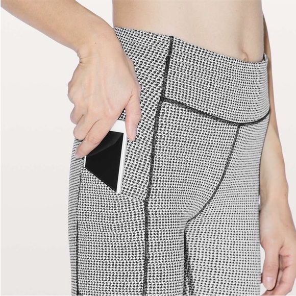 Lululemon Speed Up Tight *Full-On Luxtreme 28"
Teeny Tooth White Black sz 8 - Picture 2 of 9